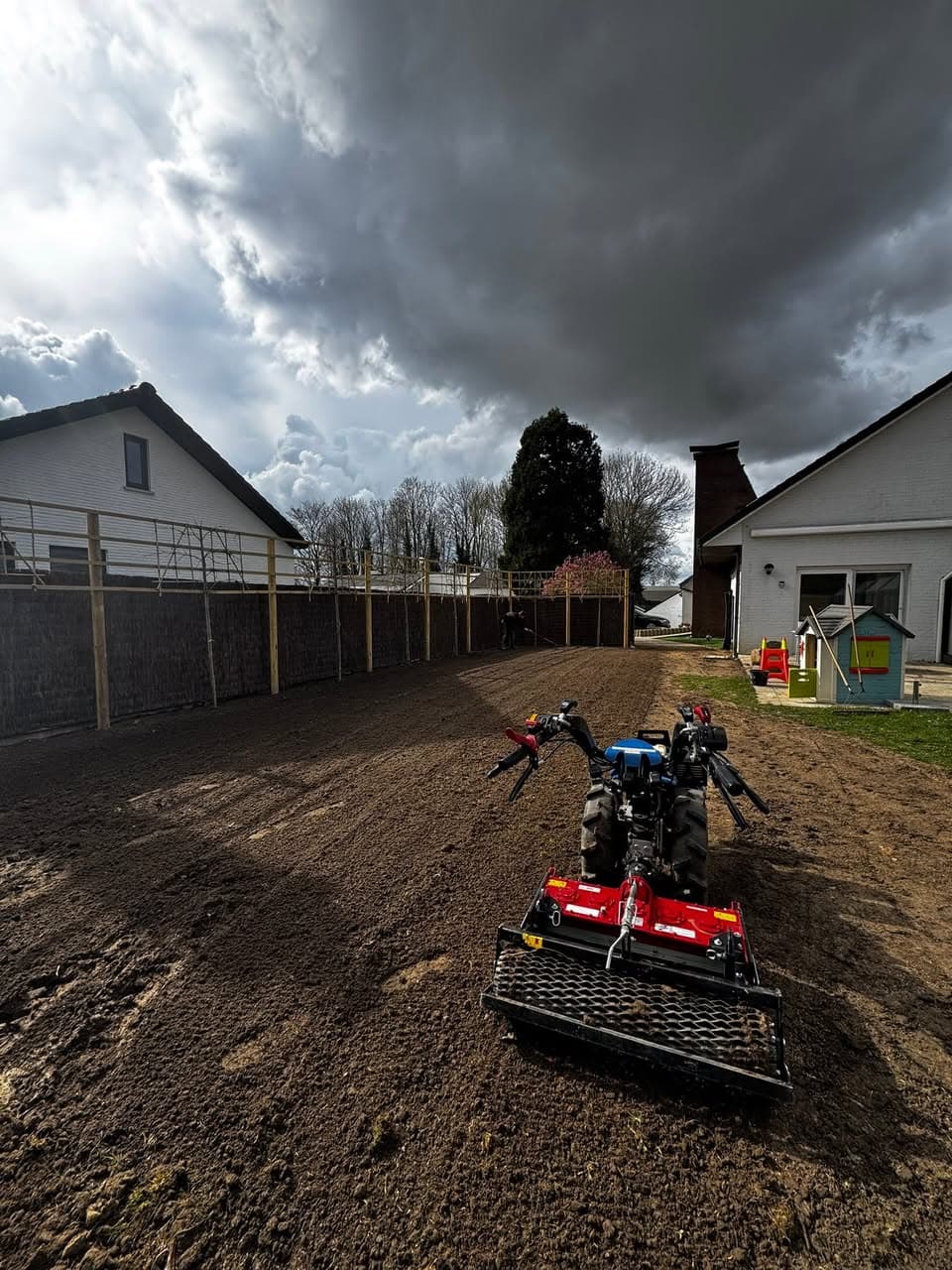Grond frezen en egaliseren voor een nieuw gazon