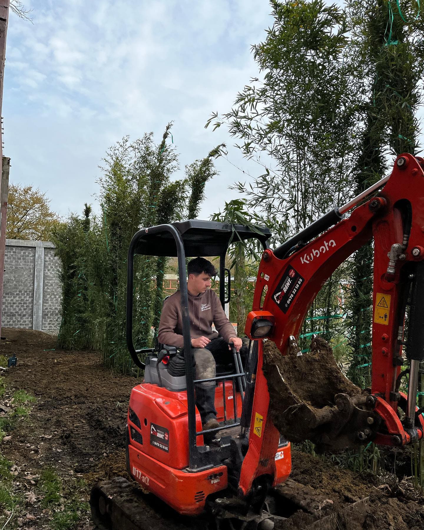 Haiko Haemers aan het werk met de minigraver tijdens het grondwerk