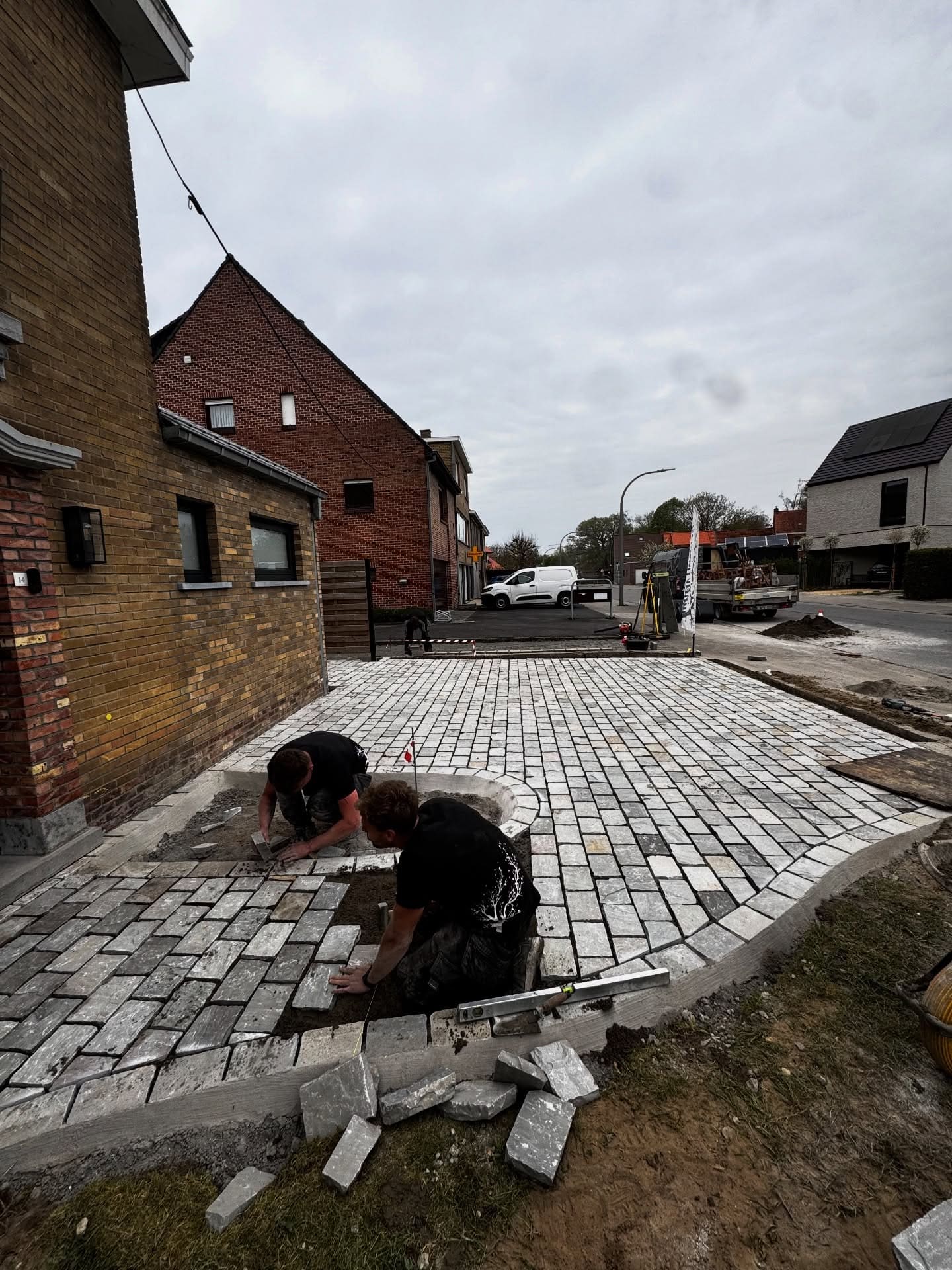 Kasseien met de hand leggen op een nieuwe oprit