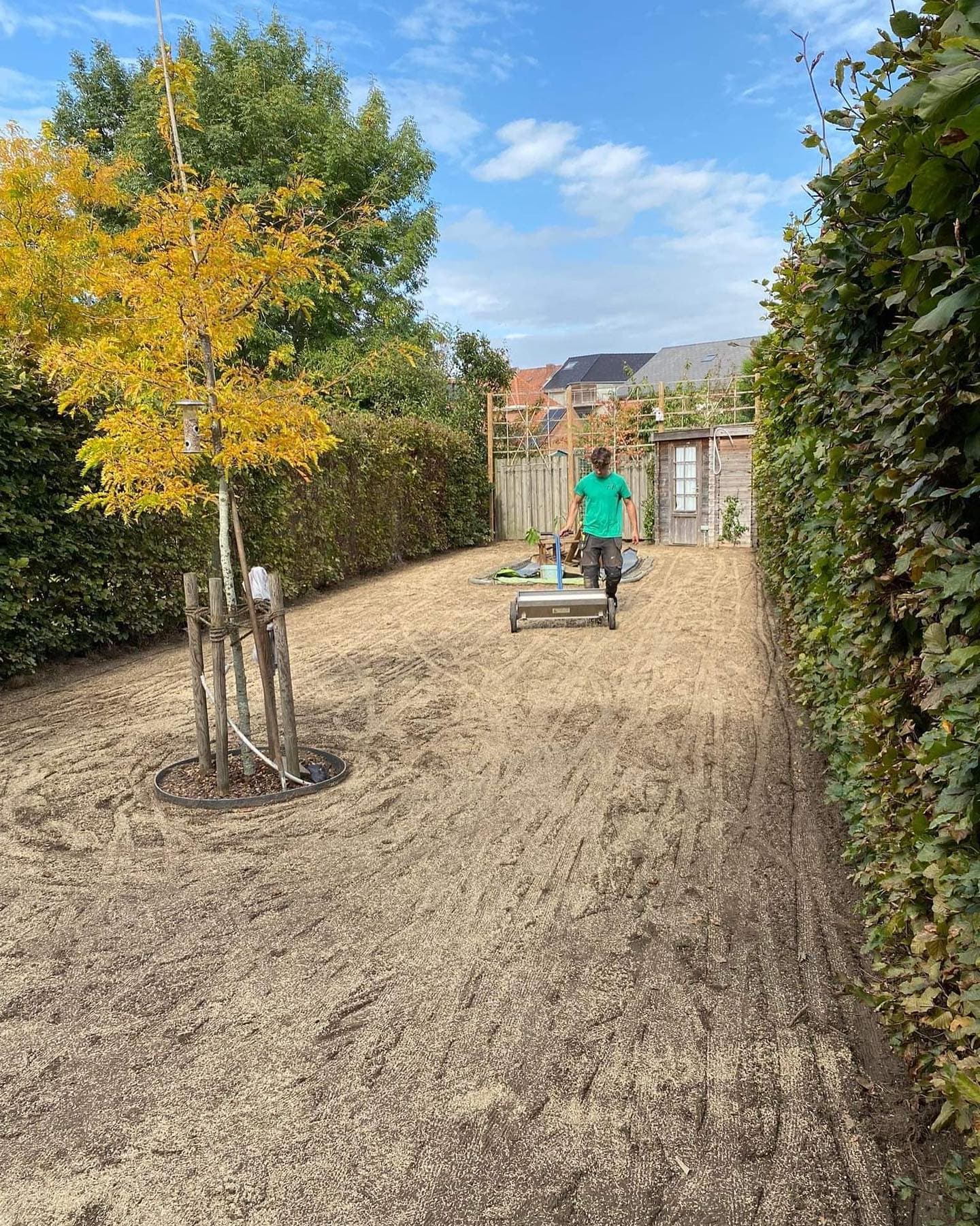 Tuin egaliseren en aanvullen met zand voor de aanleg