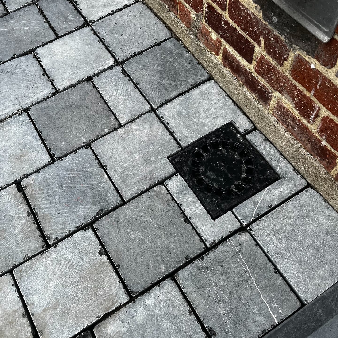 Terras in grote platines met een ingelegd vak in steentapijt