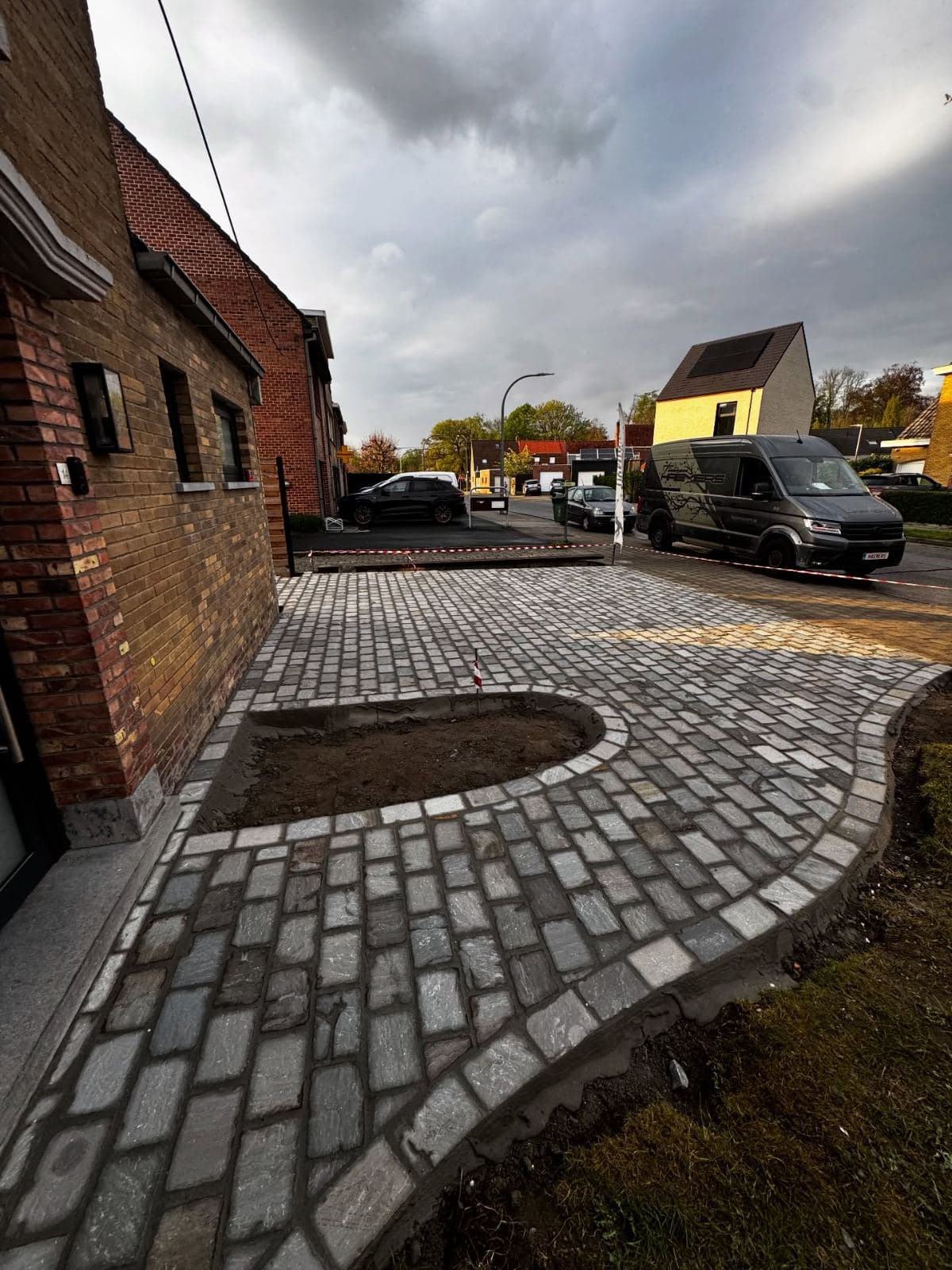 Oprit, realisatie van Tuinen Haemers in de regio Kortrijk