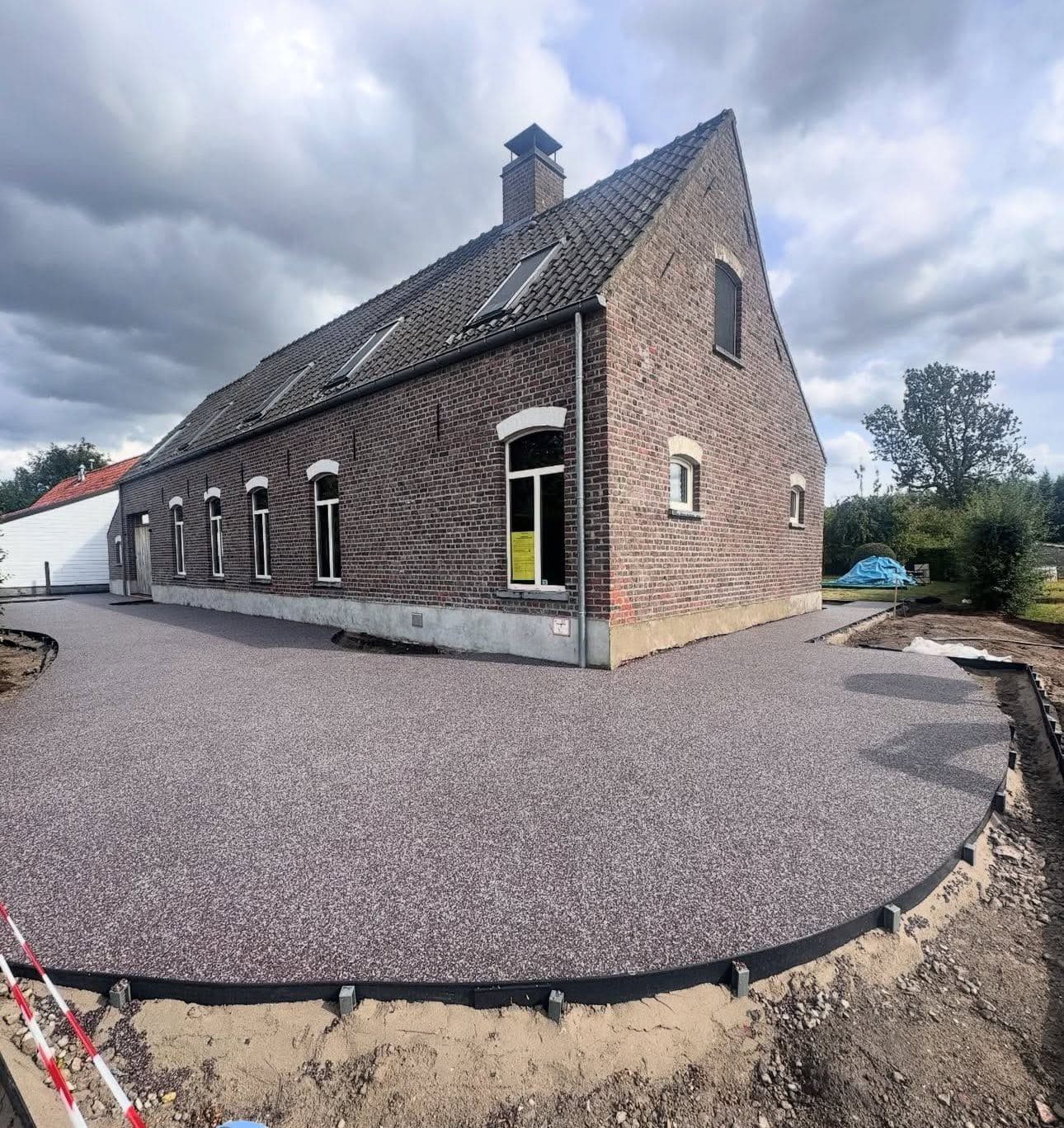 Oprit, realisatie van Tuinen Haemers in de regio Kortrijk