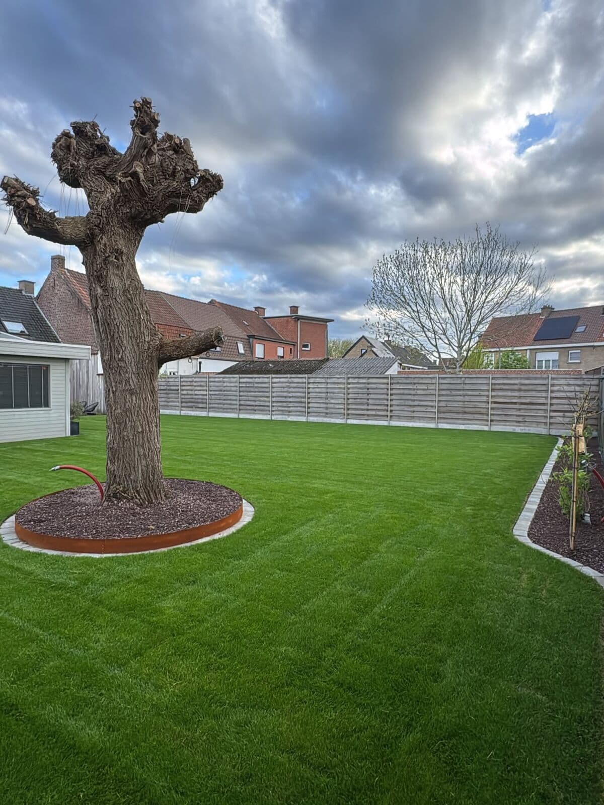 Volledig aangelegde tuin, realisatie van Tuinen Haemers in de regio Kortrijk